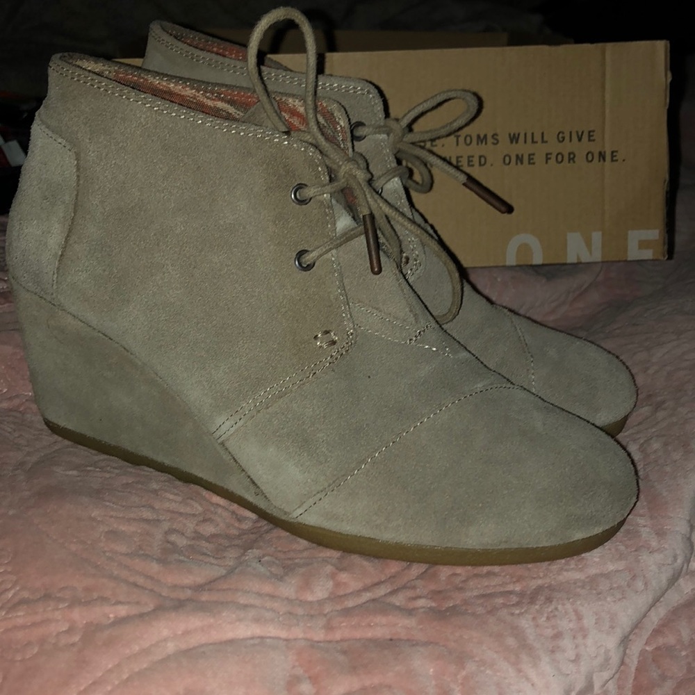 So cute! Suede Toms Wedges